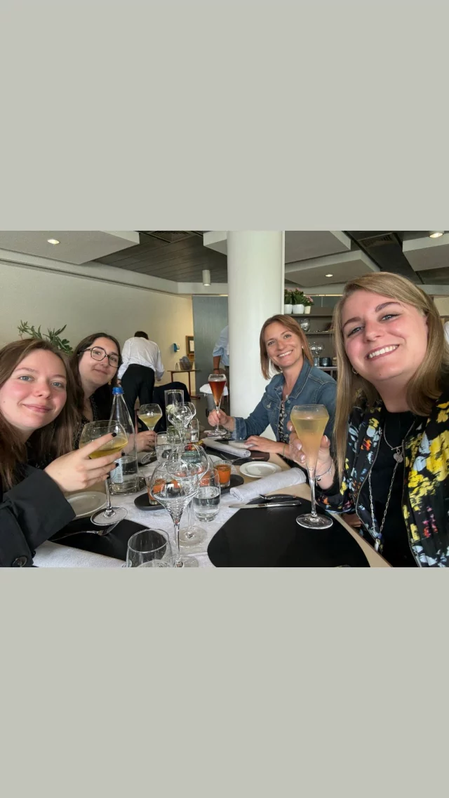 🔥 Juin a été un mois riche en rencontres, en saveurs... et en beaux projets !
Retour en images sur ces dernières semaines 👇

💼 Assemblée générale de la @la.choucroute.alsace.igp : un bilan complet, des perspectives prometteuses et une belle énergie partagée !
On a aussi eu le plaisir de dévoiler en avant-première la campagne de com’ 2025-2026. Fières d’accompagner cette filière emblématique au quotidien 🥬✨

👨‍🍳 Merci au @cefppa pour son accueil à l’occasion de l’examen national des BTS MHR. Un repas d’exception où excellence et tradition se sont donné rendez-vous !

🙌 On a été ravies d’accueillir Lise, Justine et Emma, nos trois stagiaires du mois, venues découvrir le métier de chargée de projet en communication.

Côté projets, voici quelques belles réalisations du mois :
📖 Un livret de bûches tout en gourmandise pour @csm_ingredients_france 
🌿 La mise en ligne du site fraîchement repensé de @espaces.paysagers 
🥗 Une PLV haute en couleur pour mettre en lumière les distributeurs de @leshirondellesstrasbourg , à découvrir dans les espaces pause des magasins Leroy Merlin !

☀️ L’été démarre fort ici… et chez vous ? 😄

#wikteam #wikfactory #agencedecommunication #strasbourg #viedagence #choucroutealsaceigp #campagne2025 #crationgraphique