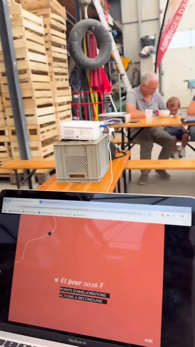 ✨ Juillet a filé à toute vitesse, mais il nous a laissé son lot de beaux moments !

📊 L’heure était au bilan de fin de campagne avec les producteurs des @asperges.alsace, suivi d’une soirée conviviale avec les restaurateurs gagnants du 1er Trophées de l’Asperges d’Alsace.
🥨 L’Association pour la Promotion et le Développement des Marques Alimentaires Alsaciennes a réuni ses membres et partenaires lors de son assemblée générale : retour sur l’année écoulée et perspectives pour les projets à venir.
🍷 À la @favcolmar, @thebarbershoprestaurant by @nicolas_masterchef a une nouvelle fois assuré avec une ambiance unique et une cuisine créative. Une opération dont nous sommes fiers d’être le partenaire créa.
🎨 Après plusieurs semaines de travail, nous avons finalisé l’affiche du festival @clair2nuit dans le @paysdebarr : une création 100% illustrée, pensée sur mesure pour l’événement.

🐾 Et du côté de nos compagnons à quatre pattes :
Voltaire a découvert la plage 🌊
Taïgo a veillé au bon déroulement du télétravail 👨‍💻
…et Wendy... 😴

#wikteam #wikfactory #agencedecommunication #strasbourg #viedagence #agencestrasbourg #recapdumois