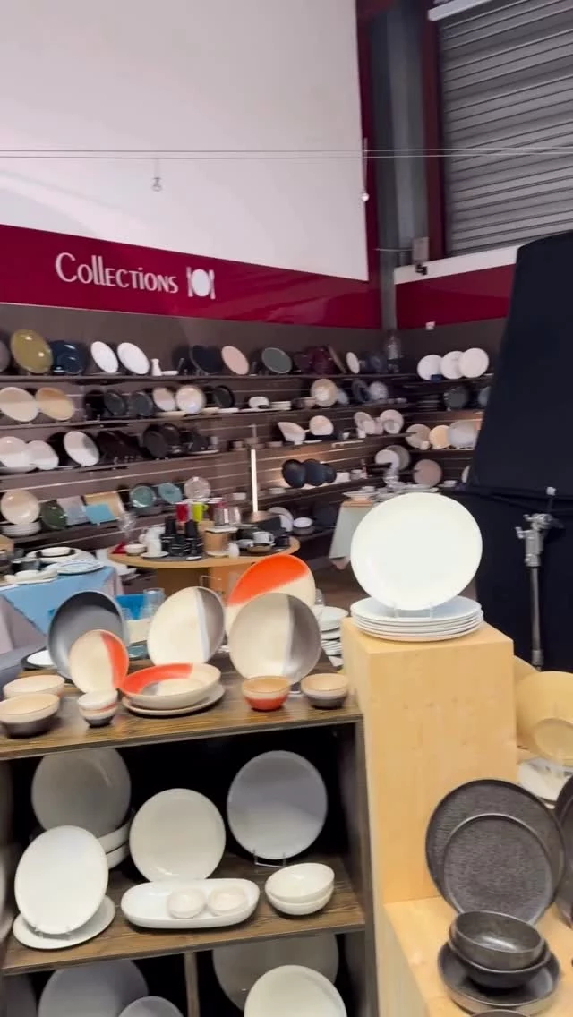 𝟱𝟬 𝘀𝗲𝗰𝗼𝗻𝗱𝗲𝘀 𝗽𝗼𝘂𝗿 𝗿𝗲𝘃𝗶𝘃𝗿𝗲 𝗻𝗼𝘁𝗿𝗲 𝗺𝗼𝗶𝘀 𝗱’𝗼𝗰𝘁𝗼𝗯𝗿𝗲 🤩

🎬 Le mois a commencé devant les caméras avec @chr_alsace — première session de tournage pour leur film de présentation !
🤖 Une formation IA avec @noiizy_news — de quoi mieux apprivoiser l’intelligence artificielle dans nos quotidiens !
🎂 On adore célébrer les belles réussites autour de nous — et encore plus quand ce sont nos copains ! 🎉 On a eu le plaisir de fêter les 20 ans de @agencevuxe.
🍽️ Chez @leshirondellesstrasbourg, l’automne rime avec gourmandise : shooting photo et nouvelle carte à découvrir sur leshirondelles.fr.
🦆 Rendez-vous à la Ferme @le_gaveur_du_kochersberg pour leurs portes ouvertes ! 
✨ Une création festive pour @georgescolin.epices, de quoi inspirer des cadeaux épicés !
🥐 Inauguration de @la_manufacture68 à Saint-Louis ! Une boulangerie artisanale que nous sommes fiers d’accompagner pour leurs supports print notamment. 👀 Habillage de boutique à venir !
🎥 Réalisation d’une vidéo tout en douceur, dédiée aux produits Milka pour notre client Baker & Baker.
📦 En interne aussi, il y a du mouvement : la #wikteam a déménagé ! Nouveau bureau, nouvelle énergie 😁

🎃 Et pour finir en beauté, nos bêtes ont sorti leurs plus beaux costumes d’Halloween… impossible de ne pas craquer 🐾

#agencedecommunication #wikfactory #strasbourg #viedagence #agencestrasbourg #teamwik #recapdumois #identitegraphique #identitedemarque