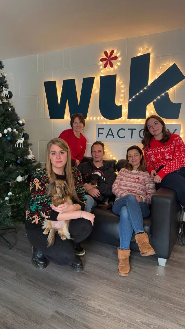 ✨ 𝗟𝗮 𝗳𝗶𝗻 𝗱’𝗮𝗻𝗻𝗲́𝗲 𝗮𝗿𝗿𝗶𝘃𝗲𝗻𝘁 𝗮̀ 𝗴𝗿𝗮𝗻𝗱𝘀 𝗽𝗮𝘀, 𝗱𝗲́𝗰𝗼𝘂𝘃𝗿𝗲𝘇 𝗻𝗼𝘁𝗿𝗲 𝗱𝗲𝗿𝗻𝗶𝗲𝗿 𝗿𝗲́𝗰𝗮𝗽 𝘃𝗶𝗱𝗲́𝗼 de 2025 🤩

Ces deux derniers mois sont passés à toute vitesse 🚀

Entre projets ultra stimulants, sujets stratégiques, créations d’envergure (que nous ne pouvons pas encore dévoiler 🫣) et beaux moments de partage en équipe, la wik Team a vécu de super temps forts. On vous embarque 👇

🗞️ Rencontre presse pour la @choucroute_francaise : un moment d’échanges entre la filière choucroute et les journalistes de la presse locale et nationale.

🤝 Après l’avoir imaginé et créé graphiquement, nous avons participé au lancement officiel du logo “Savourez l’Alsace avec l’Agriculture Locale”, désormais visible sur les packagings de produits fabriqués à partir de 80 % de matières premières alsaciennes.

🎨 Nouveau logo pour Maison H – Institut capillaire, un salon spécialisé dans l’accompagnement capillaire et les prothèses pour les personnes en traitement.

👋 En interne, l’équipe s’agrandit avec l’arrivée de Tatiana, qui apporte un vrai souffle de fraîcheur et une belle énergie au quotidien.

🦆 Retour sur l’habillage du chalet pour @le_gaveur_du_kochersberg , imaginé et réalisé par nos soins pour le Marché de Noël de Strasbourg.

🍫 Une belle création illustrée et festive pour sublimer le prestigieux calendrier de l’Avent de @georgescolin.epices !

😂 Soirée d’équipe à la @penichedurire : bonne humeur garantie et sacrés fous rires au programme.

🌐 Côté digital, mise en ligne de la landing page @grand_angle_agence (en attendant le site complet 👀) et création de la newsletter de décembre pour Baker & Baker.

✨ Deux mois intenses, créatifs et collectifs, qui clôturent l’année sur une note ultra positive.

🤩 𝗣𝗿𝗲̂𝘁𝘀 𝗮̀ 𝗮𝘁𝘁𝗮𝗾𝘂𝗲𝗿 𝗹𝗮 𝗻𝗼𝘂𝘃𝗲𝗹𝗹𝗲 𝗮𝗻𝗻𝗲́𝗲 𝗮𝘃𝗲𝗰 𝗹𝗮 𝗺𝗲̂𝗺𝗲 𝗲́𝗻𝗲𝗿𝗴𝗶𝗲 !

#agencedecommunication #wikteam #wikfactory #strasbourg #viedagence