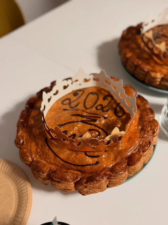 ✨ 𝗗𝗲𝘀 𝗿𝗲𝗶𝗻𝗲𝘀, 𝗱𝗲𝘀 𝗿𝗶𝗿𝗲𝘀 𝗲𝘁 𝗱𝘂 𝗽𝗮𝗿𝘁𝗮𝗴𝗲✨
Vendredi dernier nous nous sommes retrouvées en équipe, entouré de nos partenaires de confiance, pour partager la galette des rois… ou plutôt des reines 👑

Un joli moment convivial et décontracté, l’occasion de prendre le temps de se retrouver, de partager nos quotidiens et faire grandir cette belle énergie collective 💛

Merci à celles qui étaient présentes, et une pensée pour celles qui n’ont pas pu être avec nous cette fois-ci !

Notre manière de bien commencer l’année 2026 🤩